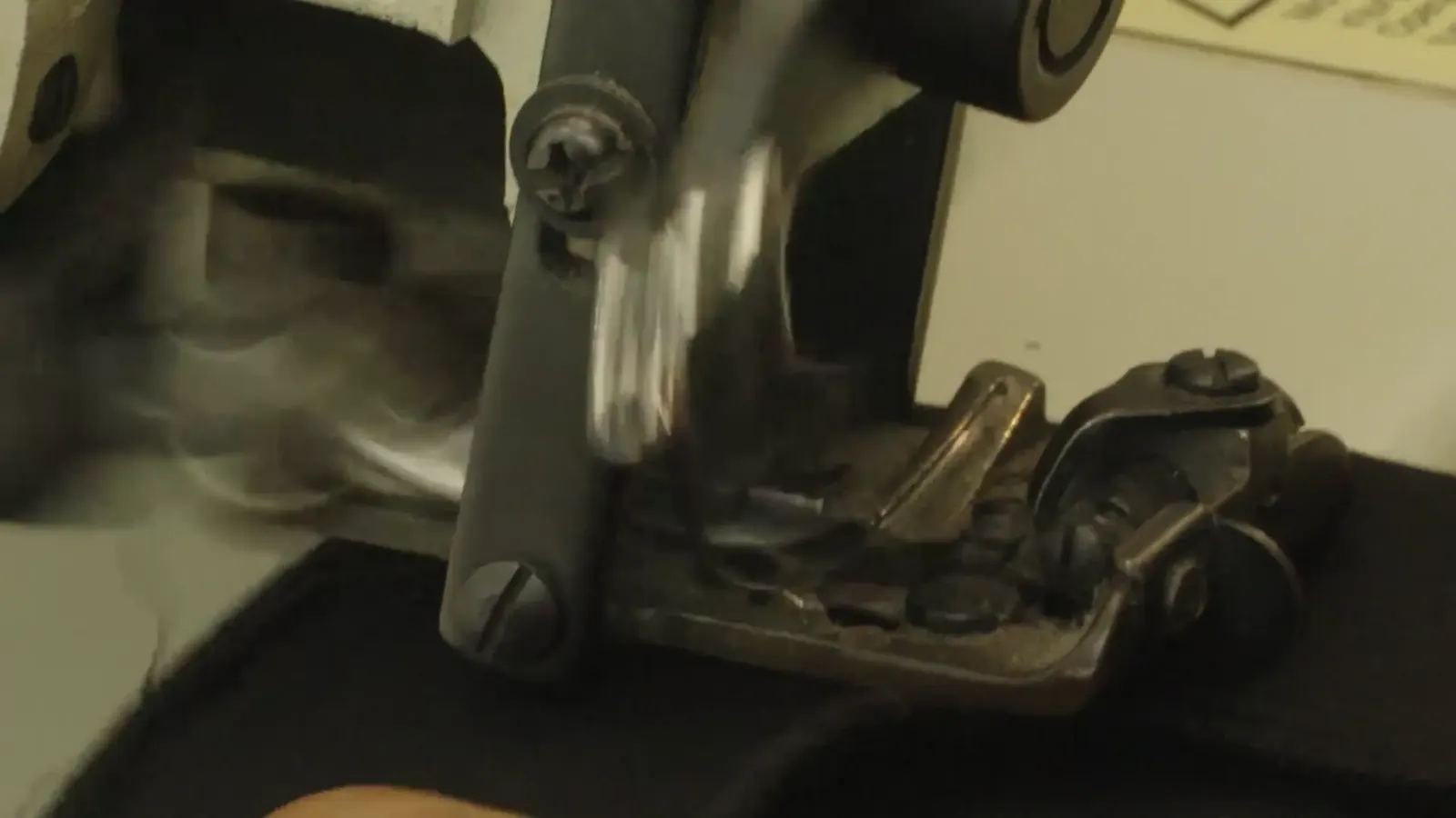 Macro shot van de naaimachine in het atelier van The Best in Hattem